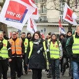 Eine Gruppe Streikender mit Verdi-Flaggen, aufgenommen beim Streik am Freitag (3.3.) in Dortmund