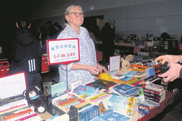 Der Bücherstand von Maria Brinker in der Waltroper Stadthalle.