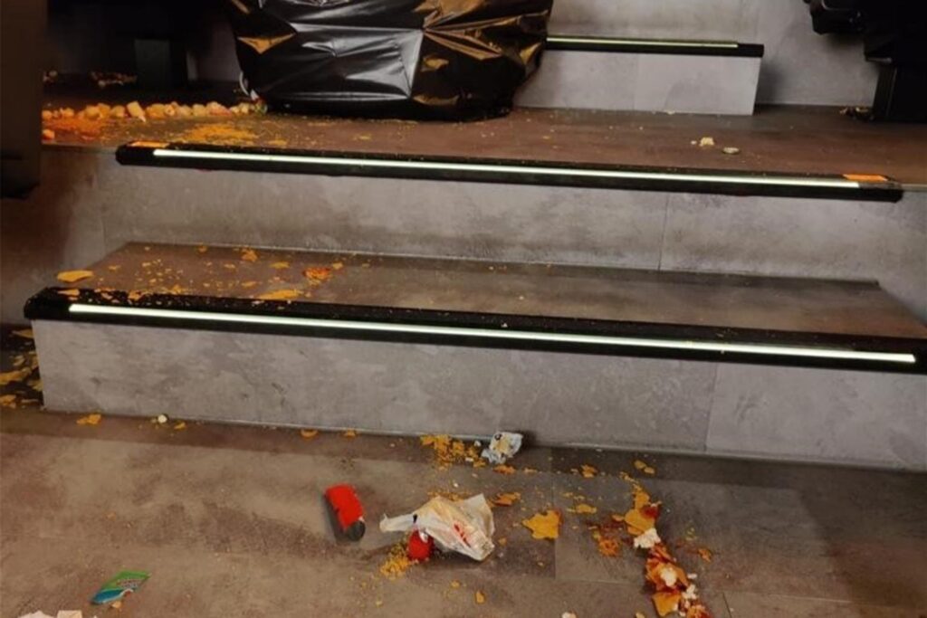 Müll auf der Treppe in einem Kinosaal. Müll auf der Treppe in einem Kinosaal.