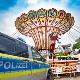 Eine Montage zeigt ein Kettenkarussell und einen Polizeiwagen.