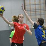 Deutlich mit 39:14 (24:7) gewann Spitzenreiter Schweriner KC (rote Hemden) in Bergisch Gladbach beim TuS Schildgen 2 (5.)