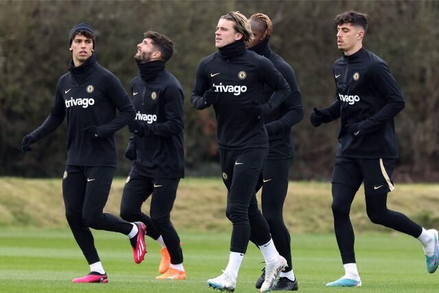 Die Spieler des Chelsea wärmen sich auf.