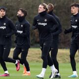 Die Spieler des Chelsea wärmen sich auf.