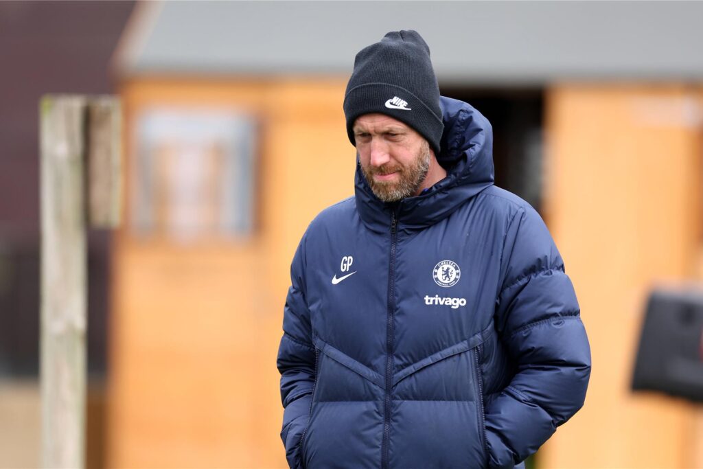 Graham Potter schaut auf den Boden. Graham Potter schaut auf den Boden.