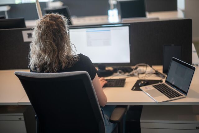 Eine Frau arbeitet an einem Computer.