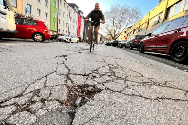 Lange Risse, tiefe Löcher und herausgeplatzte Schotter-Körner: So wie hier auf der Straße Neuer Graben im Kreuzviertel sieht es in vielen Nebenstraßen in Dortmund aus.