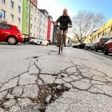 Lange Risse, tiefe Löcher und herausgeplatzte Schotter-Körner: So wie hier auf der Straße Neuer Graben im Kreuzviertel sieht es in vielen Nebenstraßen in Dortmund aus.
