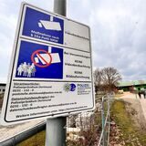 Diese Schilder weisen seit dem 6. März darauf hin, dass der Dietrich-Keuning-Park durch die Polizei mit Videokameras beobachtet wird.