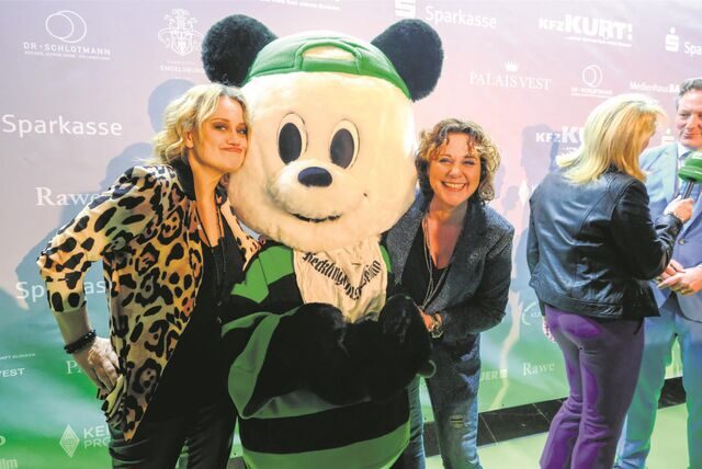 Lisa Feller und Steffi Neu posieren mit dem Panda des Medienhauses Bauer vor der Kamera.