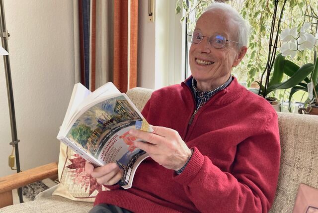 Pfarrer Hartmut Dreier liest ein Buch über den Architekten Hans Scharoun.