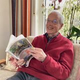 Pfarrer Hartmut Dreier liest ein Buch über den Architekten Hans Scharoun.