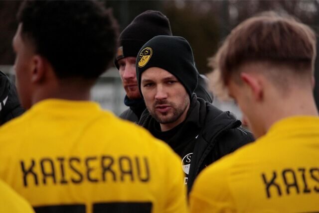 Trainer Patrick Kulinski im Kreise seiner Spieler vom SuS Kaiserau.