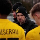 Trainer Patrick Kulinski im Kreise seiner Spieler vom SuS Kaiserau.