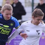 Melissa Herzberg und Leona Jaspert im Kampf um den Ball.