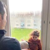 Ein Kind sitzt auf der Fensterbank einer Wohnung an der Wittener Straße in Castrop-Rauxel. Die Scheiben sind von innen beschlagen.
