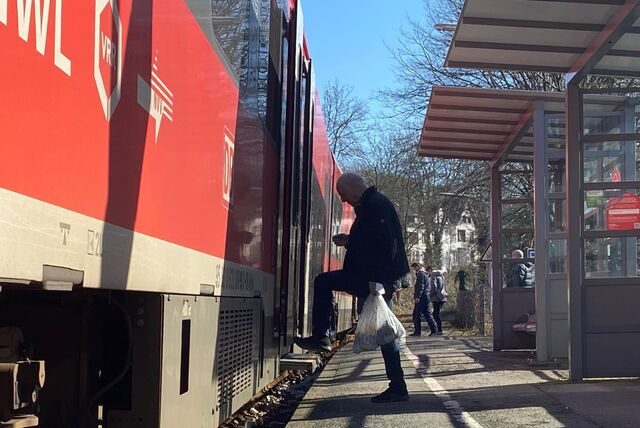 Am Bahnhof Castrop-Rauxel Süd steigt ein Man in einen Zug. Der Einstieg ist deutlich höher als die Bahnsteigkante.