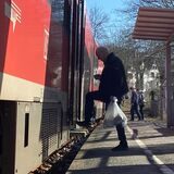 Am Bahnhof Castrop-Rauxel Süd steigt ein Man in einen Zug. Der Einstieg ist deutlich höher als die Bahnsteigkante.