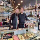 Ludwig Jahaj und sein Bruder stehen hinter dem Tresen in ihrer Eisdiele „San Remo“.