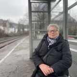 Renate Fechtner sitzt am Bahnhof Castrop-Rauxel Süd.