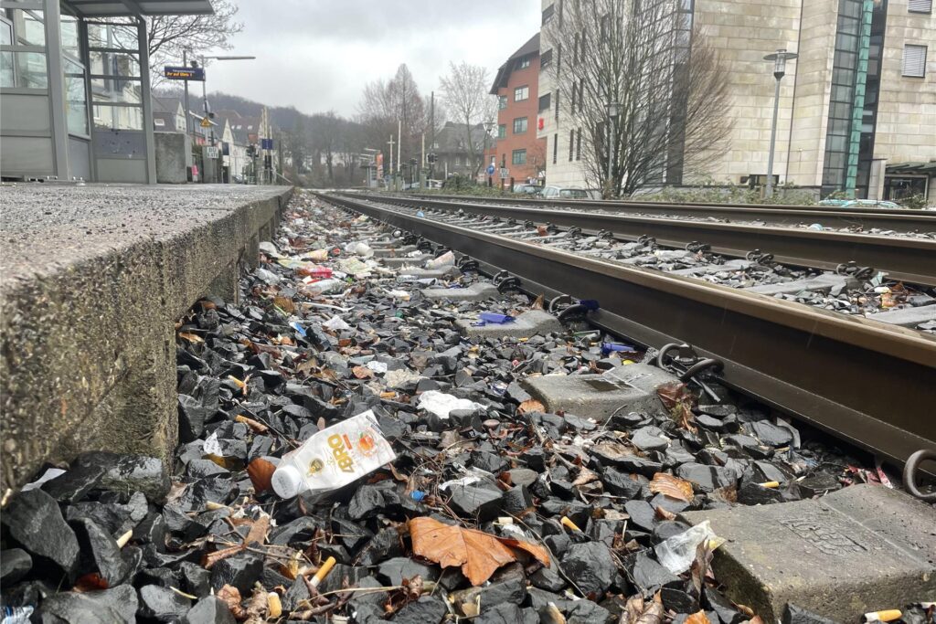 Am Bahnhof in Castrop-Rauxel Süd liegt viel Müll.