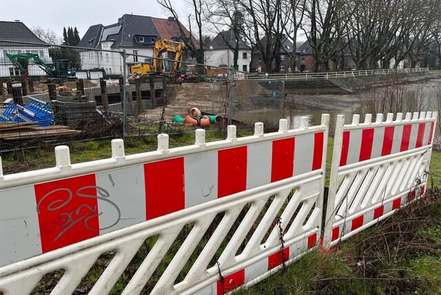 Bagger und Bauzäune im Stadtgarten in Castrop-Rauxel.
