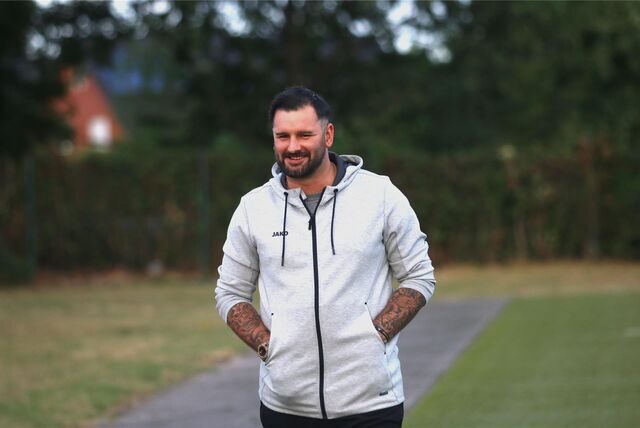 Pascal Harder, Trainer des VfB Lünen, grinst in die Kamera.