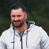 Pascal Harder, Trainer des VfB Lünen, grinst in die Kamera.