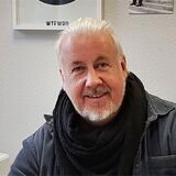 Matthias Hundt von der Suchthilfe Unna kritisiert, dass deutsche Rapper wie Kurdo (r.) Nikotinprodukte bewerben.