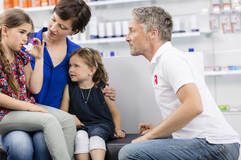 Ein Apotheker zeigt, wie ein Inhalator funktioniert. Ein Apotheker zeigt, wie ein Inhalator funktioniert.