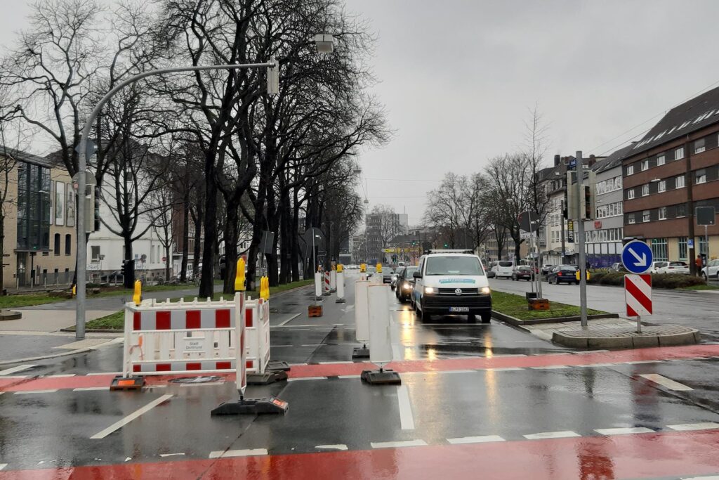 Der Verkehr stockt aufgrund der verengten Fahrbahn. Der Verkehr stockt aufgrund der verengten Fahrbahn.