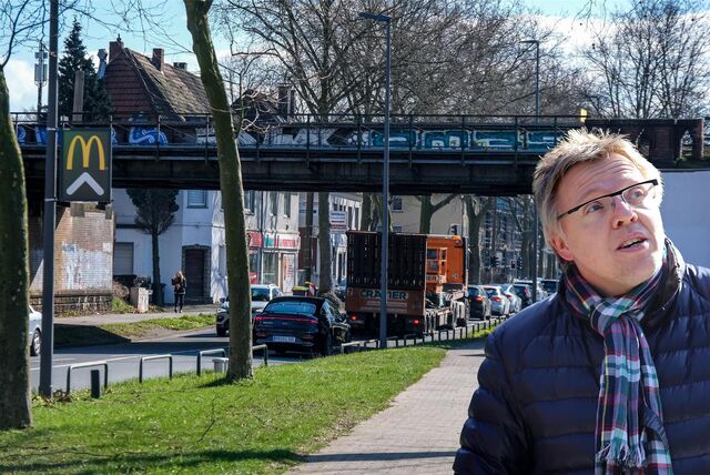 Grünen-Politiker Volker Schäper-Beckenbach vor der Eisenbahnbrücke am Hallenbad in Recklinghausen