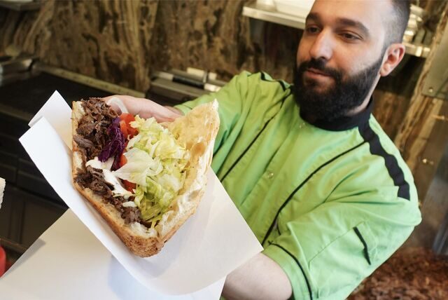 Dönerfleisch liegt in einer Teigtasche.