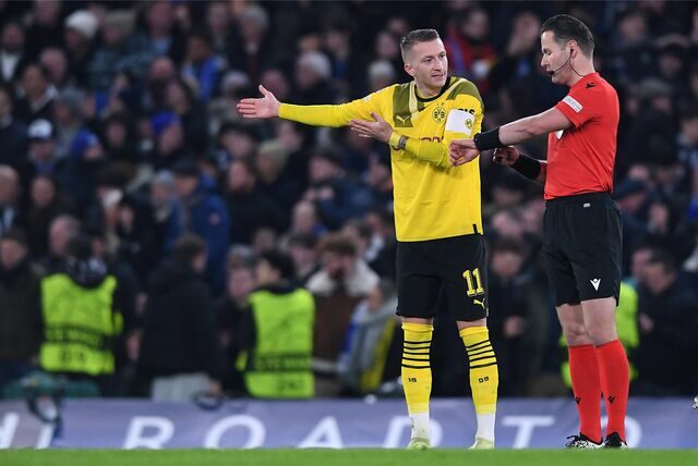 Marco Reus diskutiert mit Schiedsrichter Danny Makkelie.