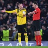 Marco Reus diskutiert mit Schiedsrichter Danny Makkelie.