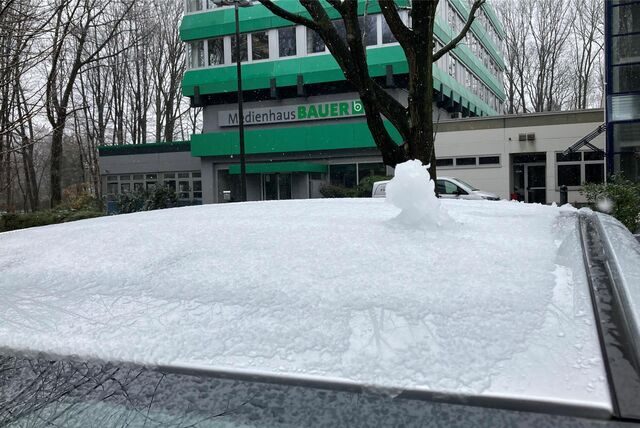 Am Mittwoch fällt Schnee in Marl. Autodächer und Grünanlagen sind weiß, Straßen bleiben jedoch frei.