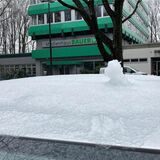 Am Mittwoch fällt Schnee in Marl. Autodächer und Grünanlagen sind weiß, Straßen bleiben jedoch frei.