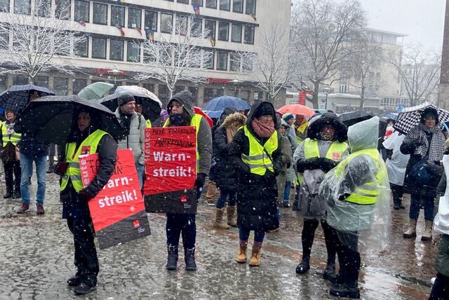 Warnstreik im Schneegestöber in Dortmund