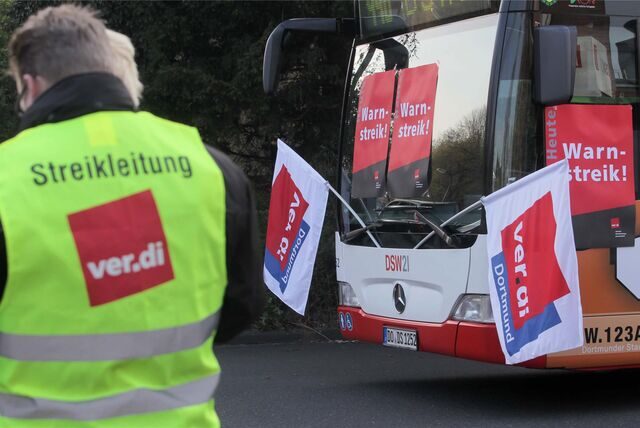 DSW21-Linienbus ist plakatiert mit Warnstreik-Plakaten der Gewerkschaft verdi.