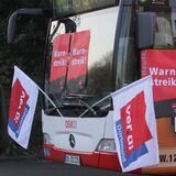 DSW21-Linienbus ist plakatiert mit Warnstreik-Plakaten der Gewerkschaft verdi.