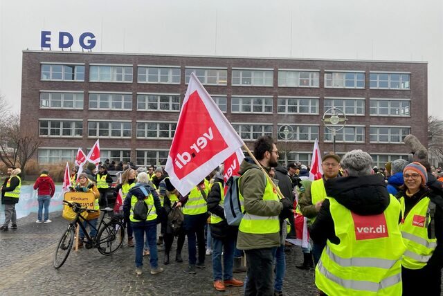 Streikende am Donnerstagmorgen vor der EDG-Zentrale in Dortmund