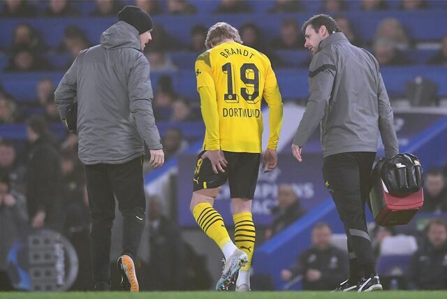 Julian Brandt greift sich an den hinteren Oberschenkel.