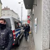 Polizisten verlassen ein Haus in der Saarlandstr.