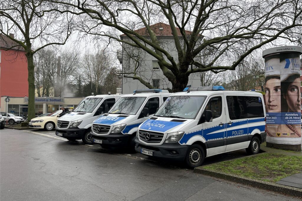 Einsatzwagen stehen an der Ruhr-Allee Einsatzwagen stehen an der Ruhr-Allee
