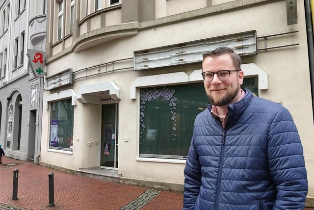Die Montage zeigt im rechten Teil Recklinghausens Altstadtkümmerer Sebastian Höber vor dem Leerstand Bären-Apotheke in der Fußgängerzone Münsterstraße.