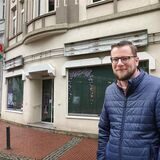Die Montage zeigt im rechten Teil Recklinghausens Altstadtkümmerer Sebastian Höber vor dem Leerstand Bären-Apotheke in der Fußgängerzone Münsterstraße.