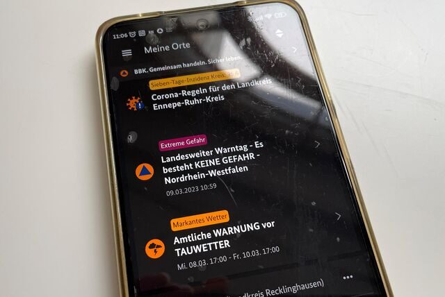Smartphone mit Nina Warnapp.