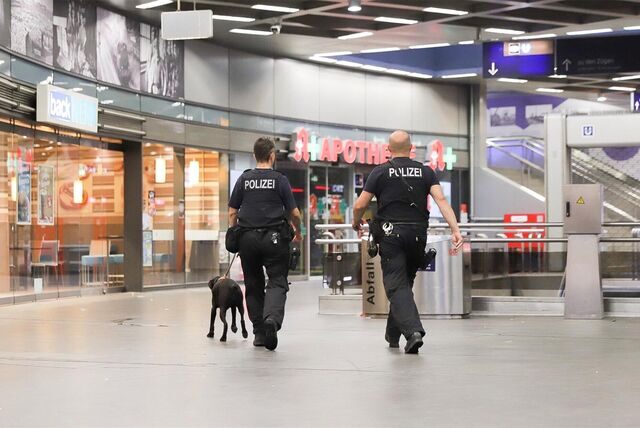 Per Allgemeinverfügung verbietet sie deshalb das Mitführen von „gefährlichen Gegenständen, die als Waffen oder Wurfgeschosse Verletzungen von Personen oder Beschädigungen von Sachen herbeiführen können“, erklärte ein Sprecher der Stadt am Donnerstagvormittag.