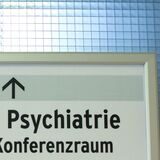 Schild in einer Klinik für Psychiatrie