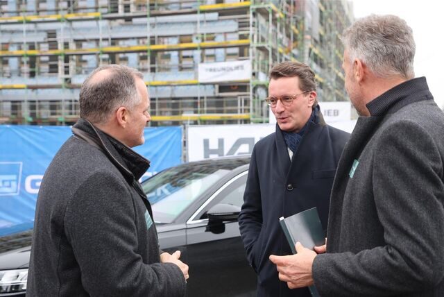 NRW-Ministerpräsident Hendrik Wüst (CDU, Mitte) hat am Donnerstag Dortmund besucht.