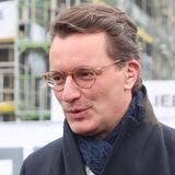 NRW-Ministerpräsident Hendrik Wüst (CDU, Mitte) hat am Donnerstag Dortmund besucht.